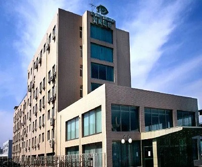 何氏眼科董事兼职或未详尽披露 募投项目建设规模信披现“罗生门”