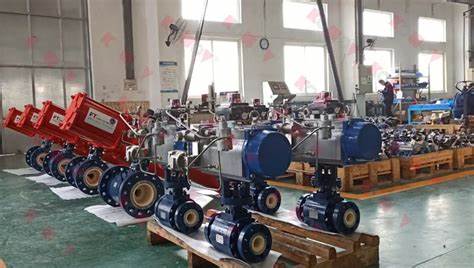 申报半年即撤材料，业绩变动与客户存差异，细分市场空间变化对经营稳定性影响引重点关注，上亿元募投项目可行性遭拷问