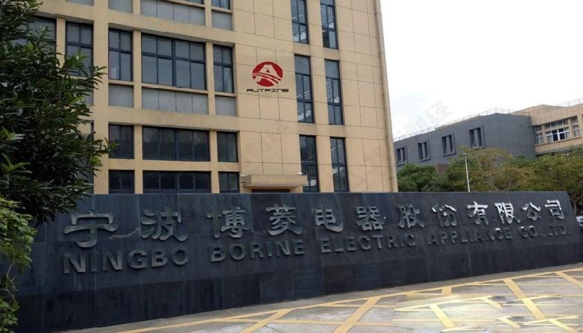 “闯关”创业板中途撤单，业绩大幅增长后回落，销售模式以代工为主，板块定位遭多轮问询