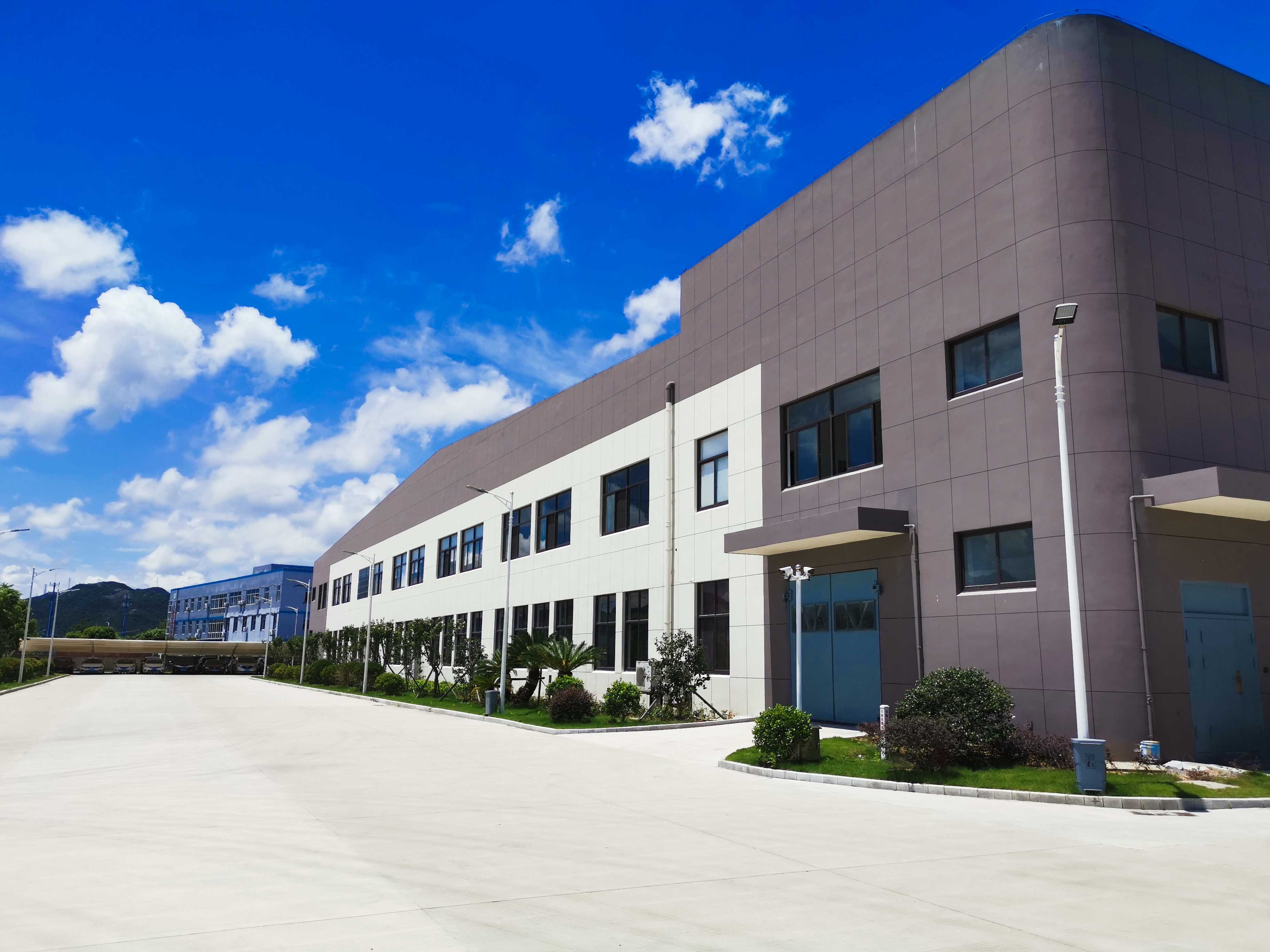 未上会先撤材料，关联销售毛利率偏低，由单一供应商提供核心原材料及技术许可，监管从供销端问询持续经营能力